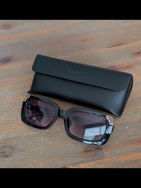 GUESS Black Square Sunglasses